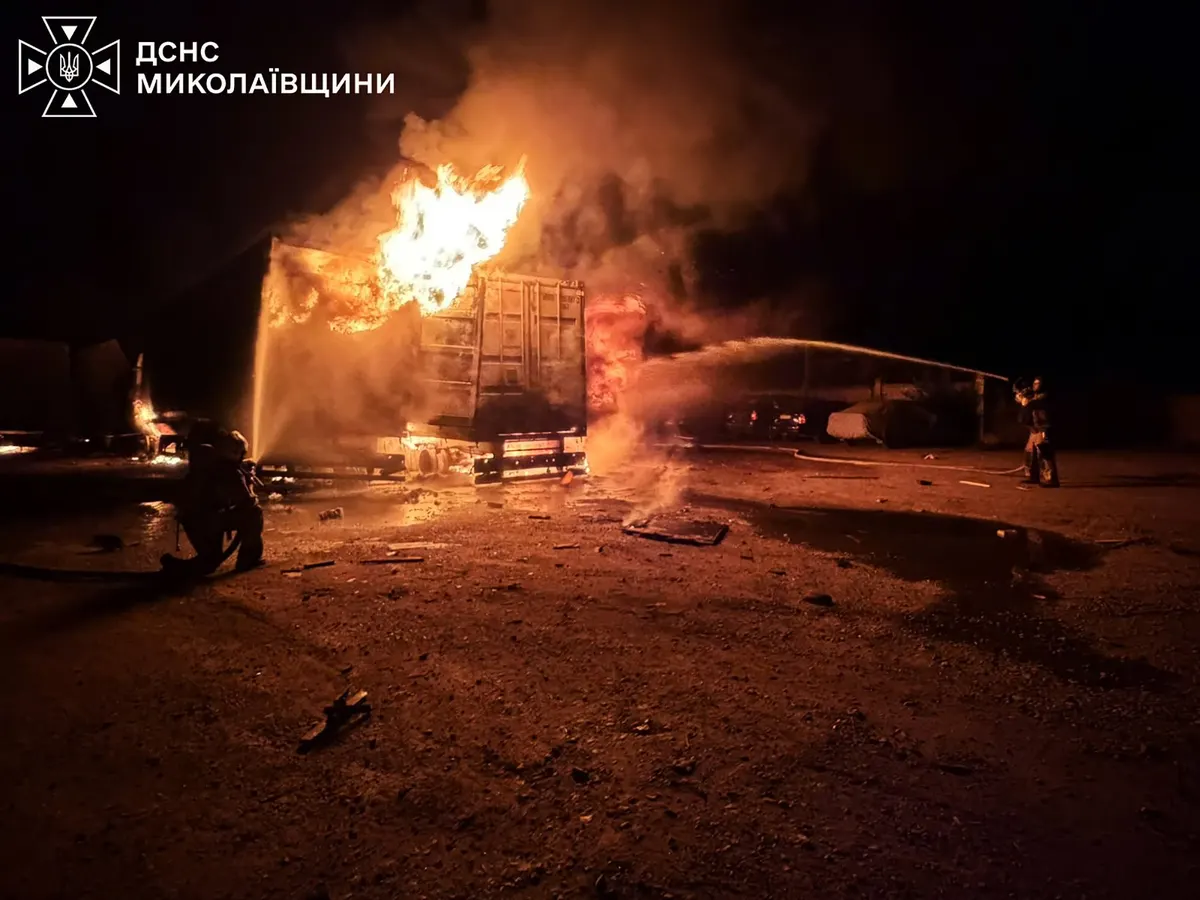 На Миколаївщині через атаку згоріли сім вантажівок: подробиці