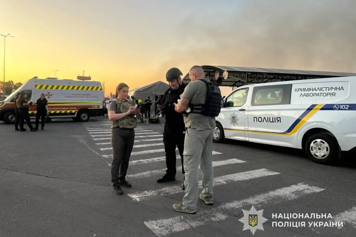 Перші хвилини після удару по ТРЦ у Кривому Розі: відео патрульних