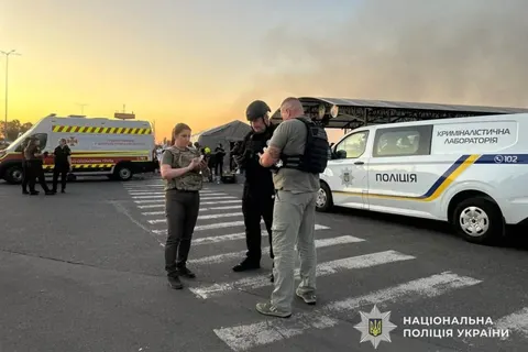 Перші хвилини після удару по ТРЦ у Кривому Розі: відео патрульних