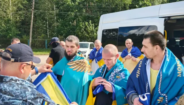 СБУ показала кадри з обміну полоненими: 10 захисників повернулись додому