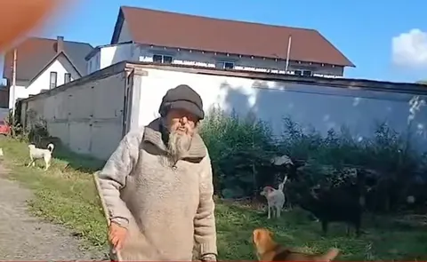 Безхатько з собаками три роки тероризує район Ковеля