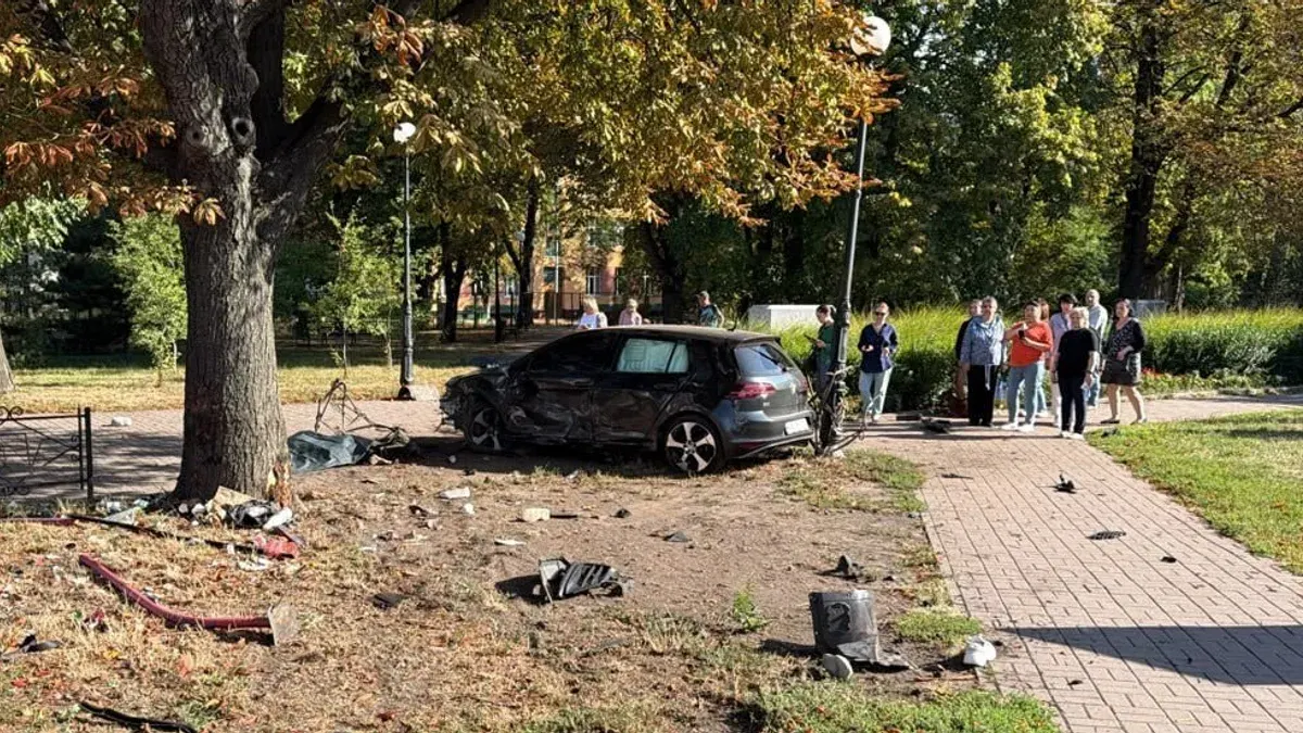 ДТП на Чоколівському бульварі: водій врізався в зупинку, двоє загиблих