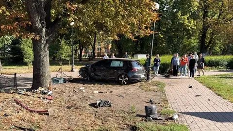 ДТП на Чоколівському бульварі: водій врізався в зупинку, двоє загиблих