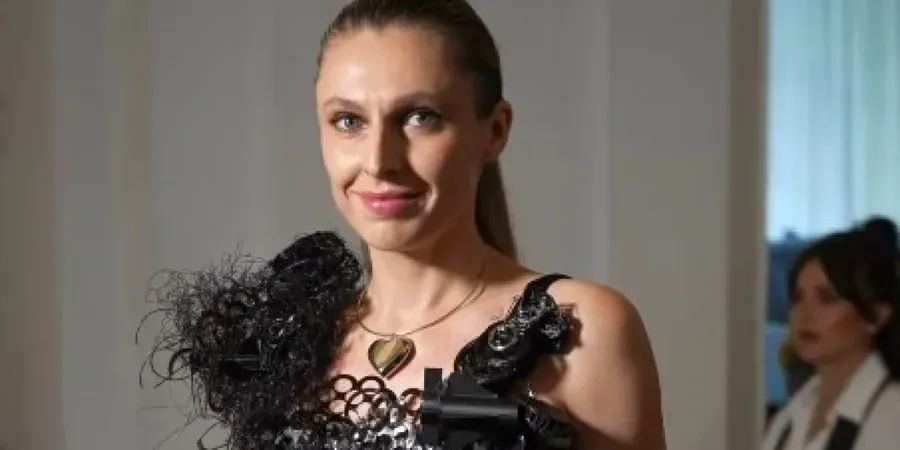 Яна Метьолкіна вийшла на Ukrainian Fashion Week у сукні з деталей дронів
