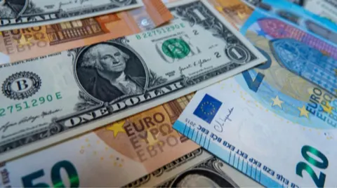 Курс валют в Україні 27 липня: долар перетнув 45 грн, євро наближається до максимуму