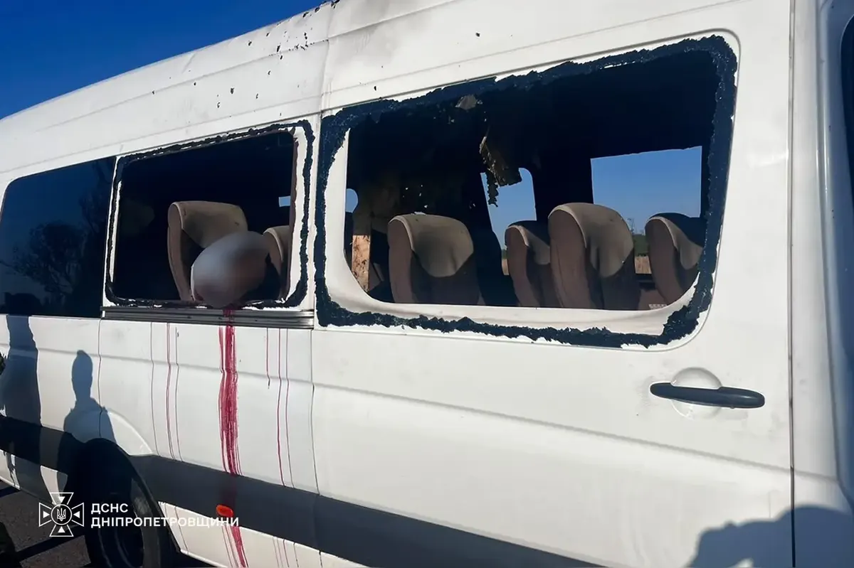 Удар FPV-дроном по рейсовому мікроавтобусу на Нікопольщині: п'ятеро загиблих, семеро поранених