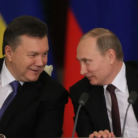 Одна цукерка з 2004 року: як епізод на параді став символом стосунків Януковича