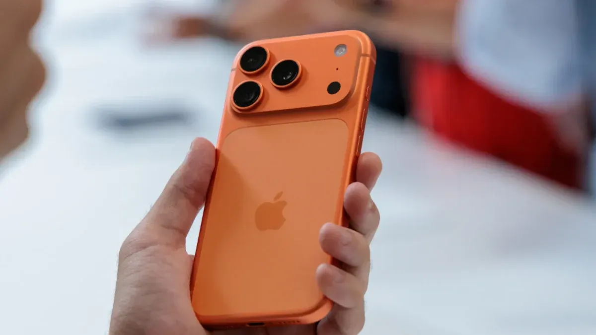 Скільки насправді тримає заряд iPhone 17: офіційні цифри та незалежні тести