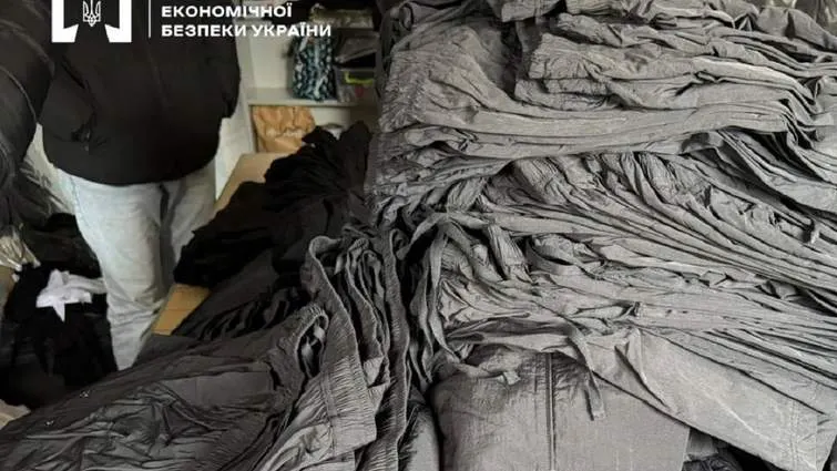 На Львівщині викрили підпільне виробництво підробок Moncler та Apple