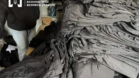 На Львівщині викрили підпільне виробництво підробок Moncler та Apple