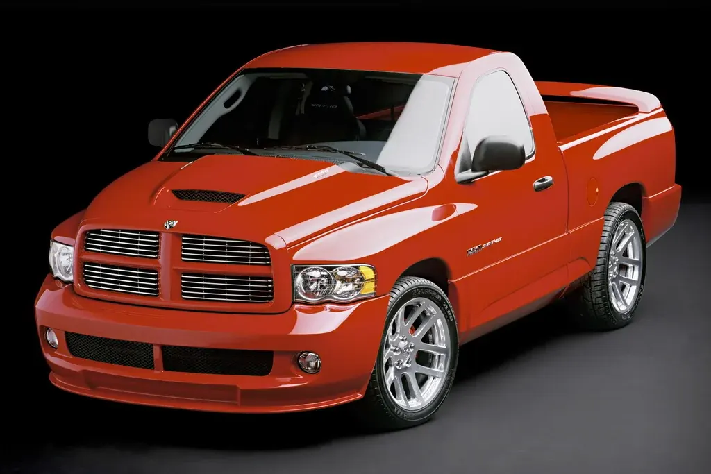 Ram виставить на аукціон перший Rumble Bee SRT разом із легендарним SRT-10
