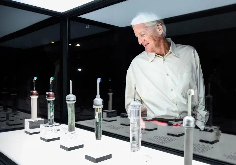 Dyson представила зубну щітку з камерою за 567 доларів