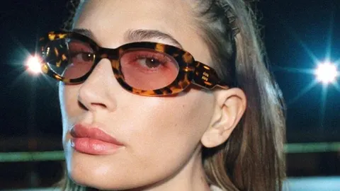 Гейлі Бібер у новій кампанії Miu Miu: кольорові лінзи і дух нульових