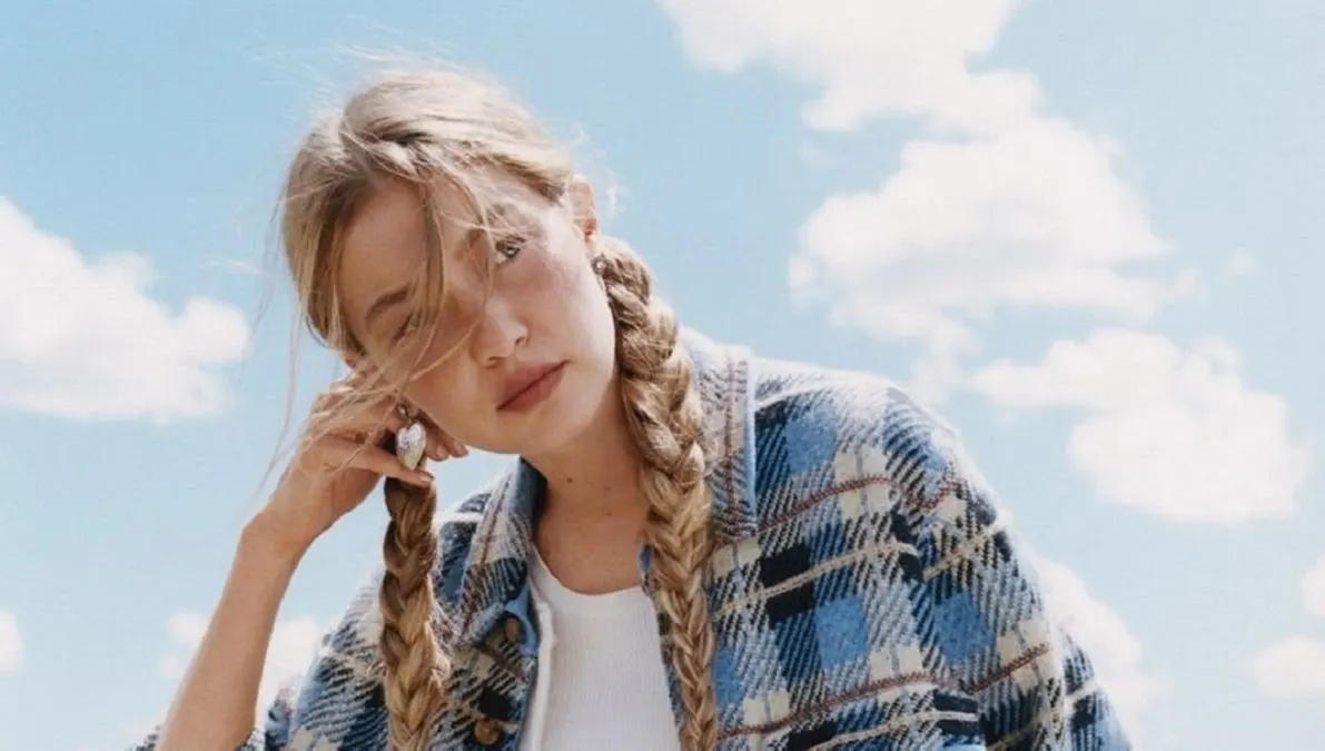 Панама повертається: Джіджі Хадід відкрила показ Tommy Hilfiger у синьому головному уборі