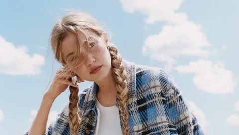 Панама повертається: Джіджі Хадід відкрила показ Tommy Hilfiger у синьому головному уборі