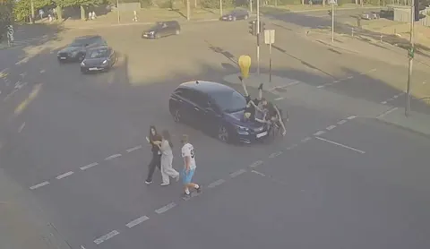 У Луцьку на переході збили двох велосипедистів: відео моменту ДТП
