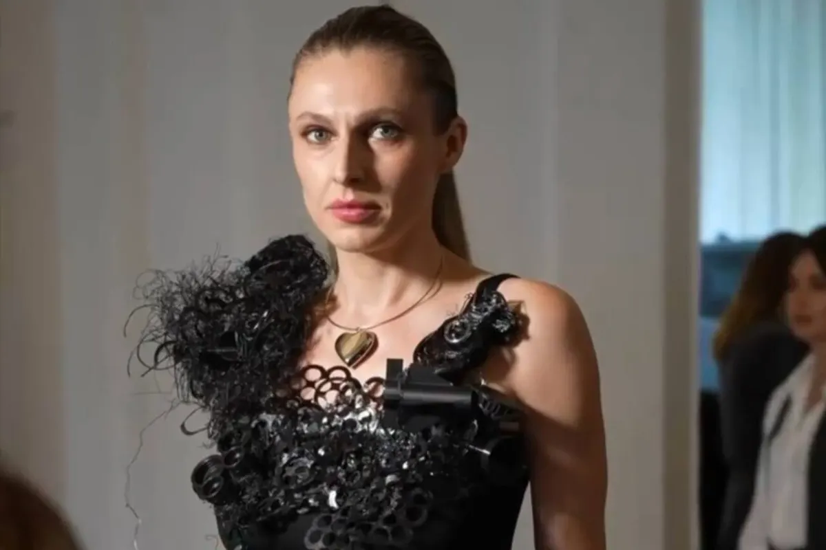 Киянка створила сукню з бракованих деталей для дронів на Ukrainian Fashion Week