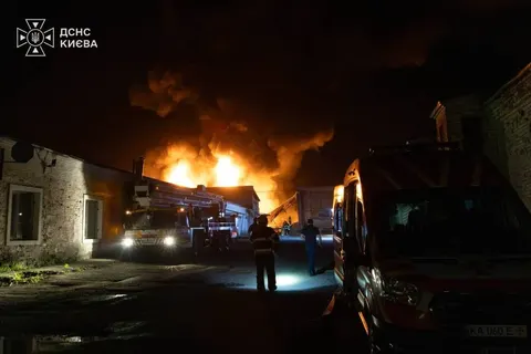 Нічна атака на Київ: ДСНС показала наслідки балістичного удару